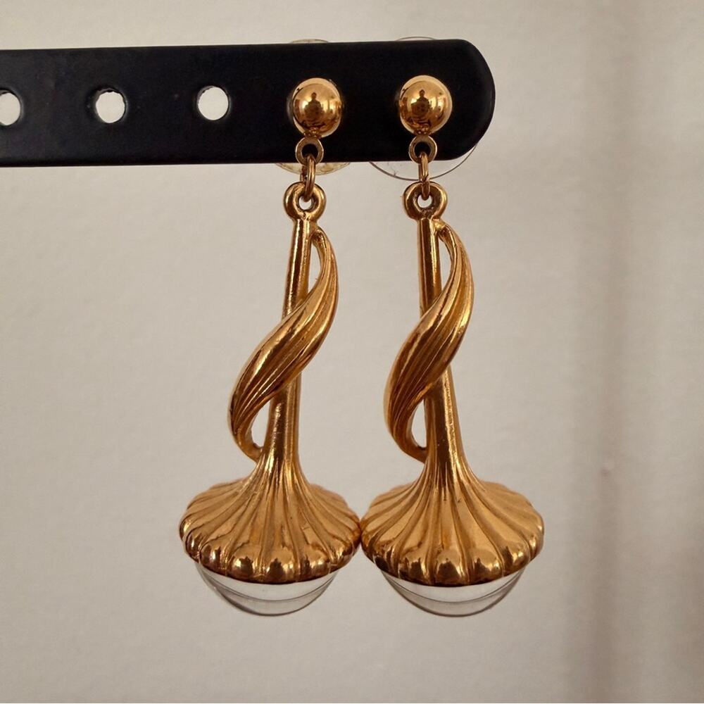 Trifari signed vintage Gold-Tone Twisted Drop Earrings with Clear Glass Drops - Picture 8 of 10